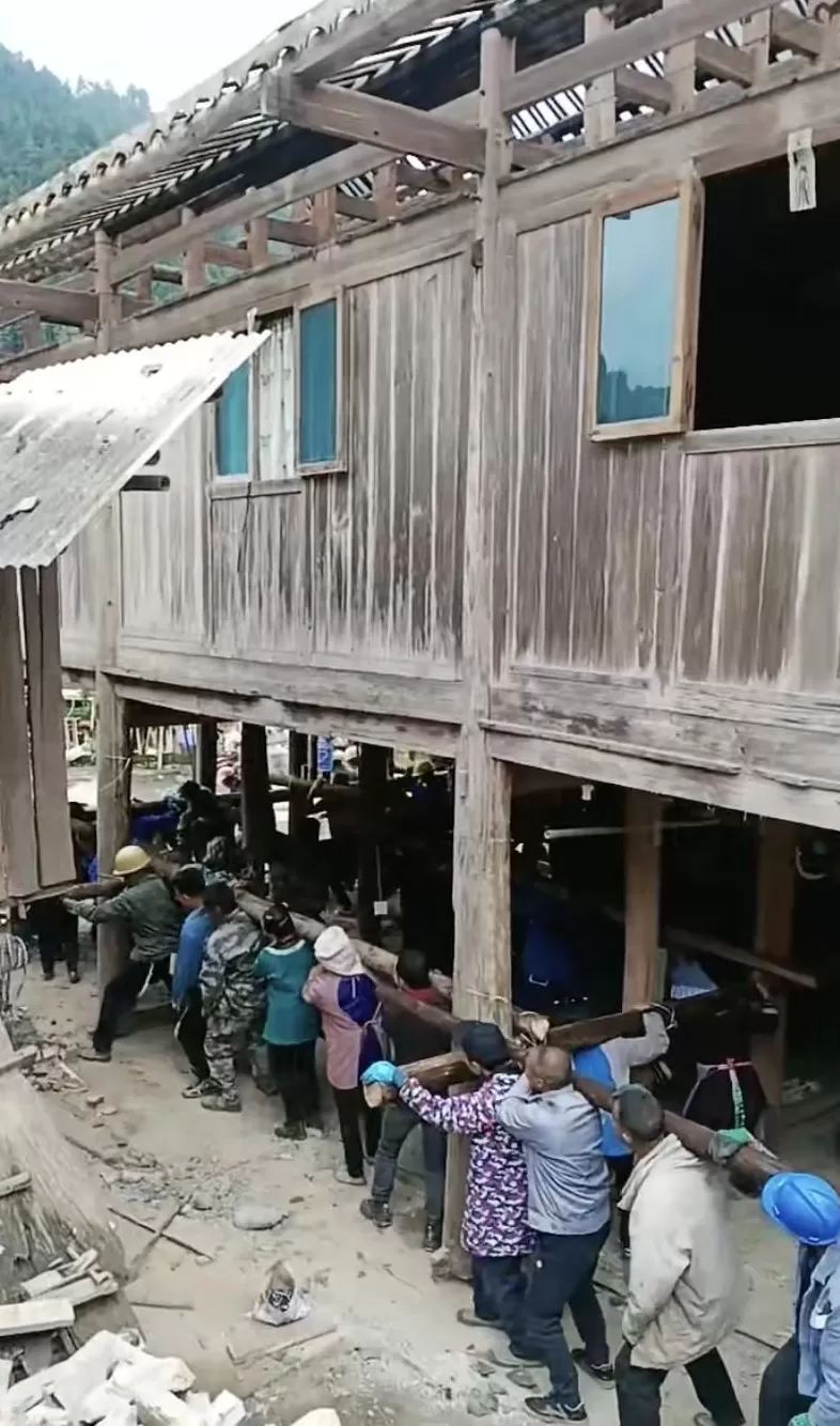 “搬完请全村吃饭!”上百人扛起6吨木屋,说走就走-第5张图片- “搬完请全村吃饭!”上百人扛起6吨木屋,说走就走-第5张图片-