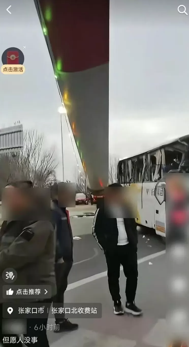 河北张家口一风电叶片运输途中与客运大巴碰擦,车头变形,当地回应-第1张图片- 河北张家口一风电叶片运输途中与客运大巴碰擦,车头变形,当地回应-第1张图片-