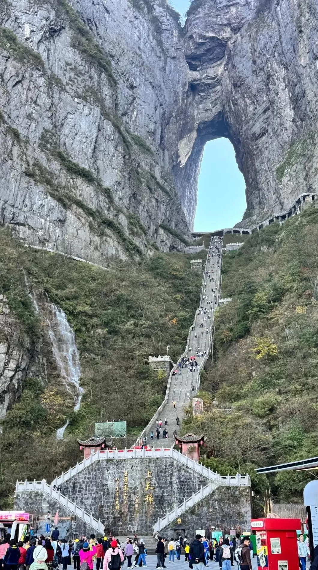 五问“越野车在天门山景区爬阶梯”:是否损害游客权益和影响生态环境-第2张图片- 五问“越野车在天门山景区爬阶梯”:是否损害游客权益和影响生态环境-第2张图片-