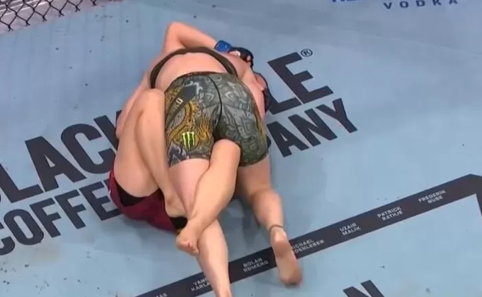 升重挑战失利!张伟丽不敌舍甫琴科,无缘蝇量级金腰带-第1张图片- 升重挑战失利!张伟丽不敌舍甫琴科,无缘蝇量级金腰带-第1张图片-