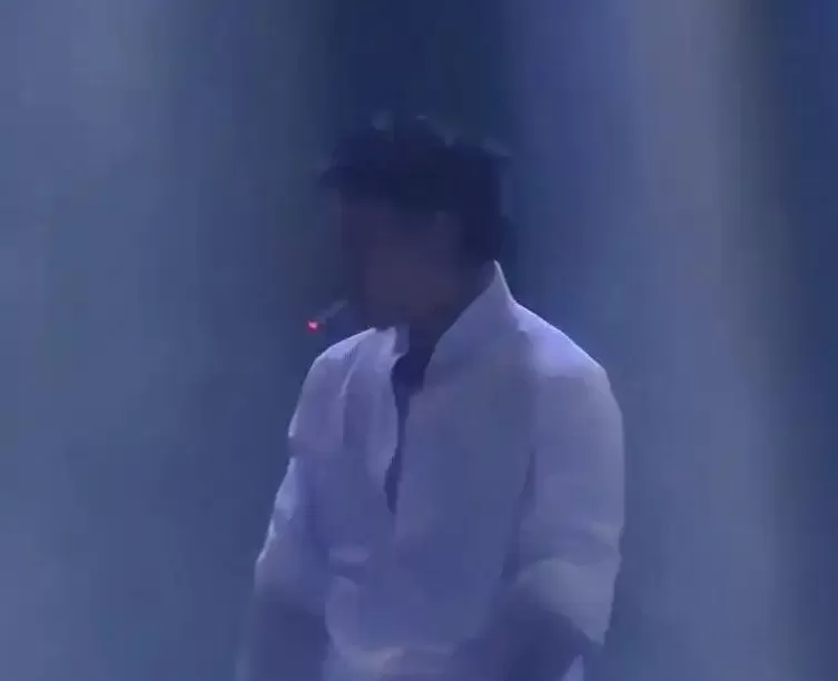 说唱歌手蒋文涵在舞台表演期间抽烟,已被卫健部门处罚-第1张图片- 说唱歌手蒋文涵在舞台表演期间抽烟,已被卫健部门处罚-第1张图片-