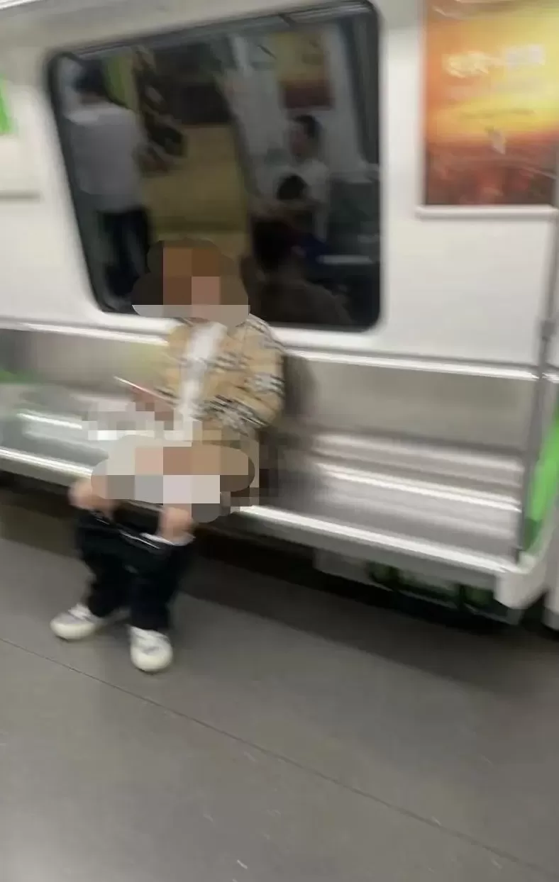 男子在南宁地铁裸露身体隐私、当众做不雅动作,警方最新通报!-第1张图片- 男子在南宁地铁裸露身体隐私、当众做不雅动作,警方最新通报!-第1张图片-