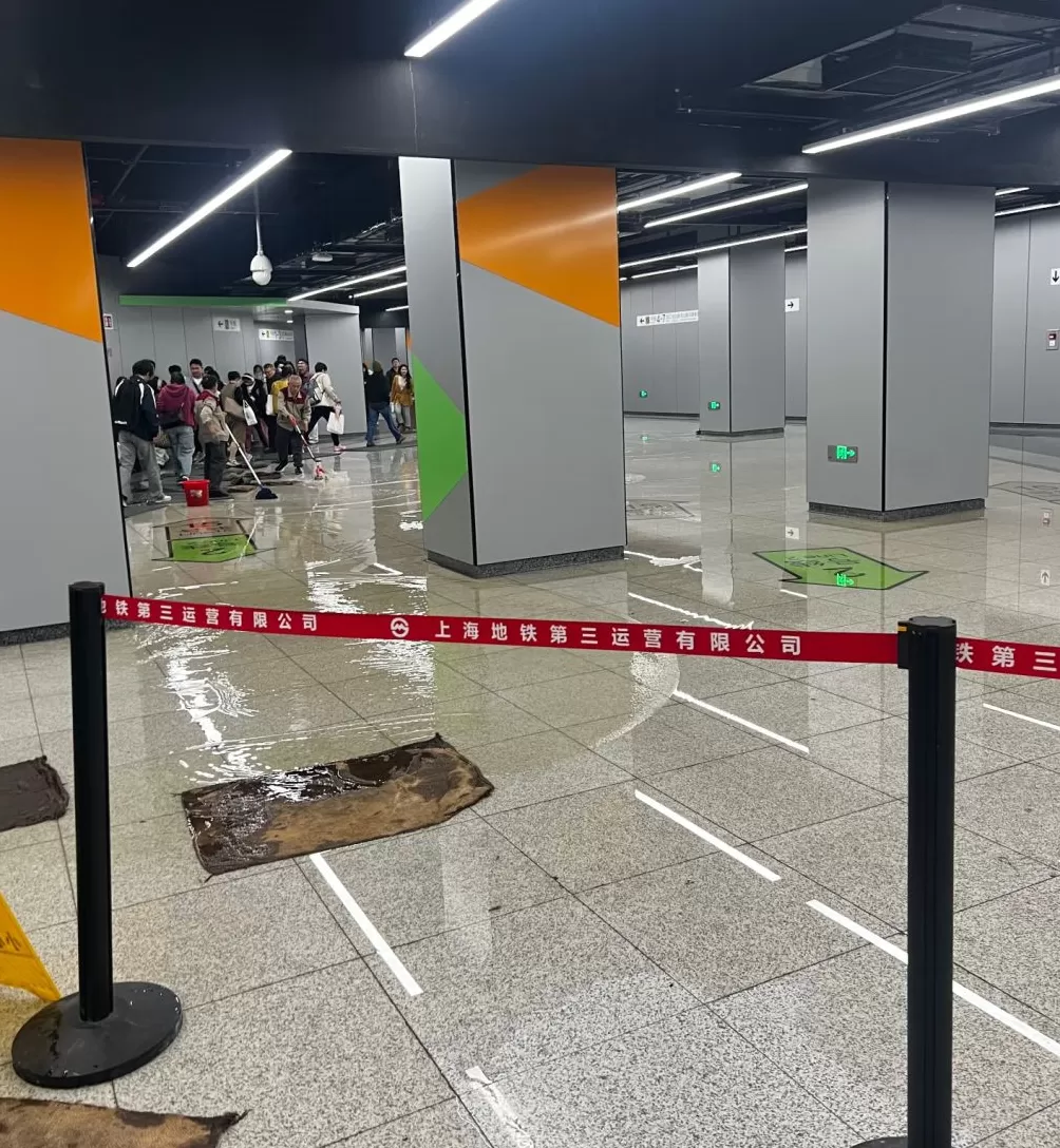 娄山关路站换乘通道怎么了?上海地铁:污水管污水外溢,清理已基本完成-第1张图片- 娄山关路站换乘通道怎么了?上海地铁:污水管污水外溢,清理已基本完成-第1张图片-