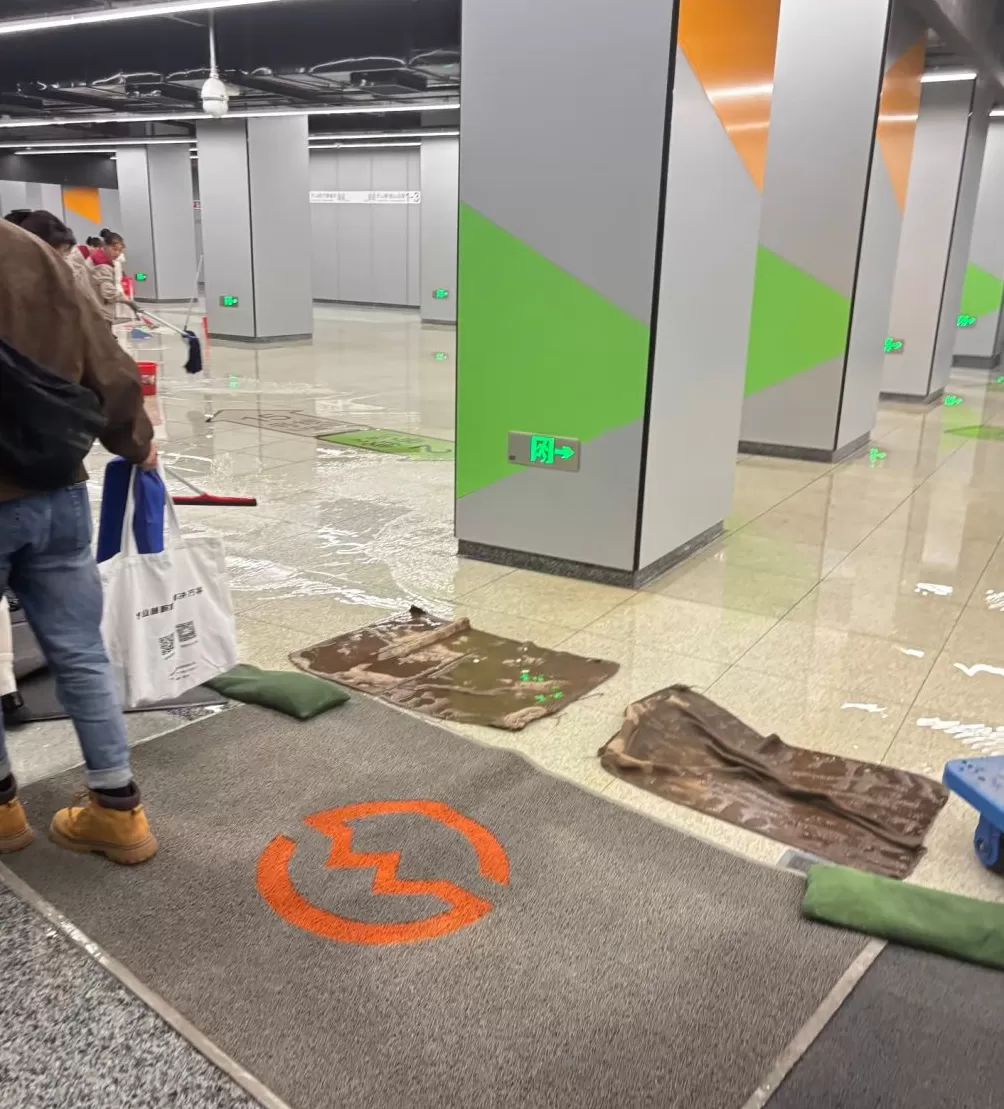 娄山关路站换乘通道怎么了?上海地铁:污水管污水外溢,清理已基本完成-第2张图片- 娄山关路站换乘通道怎么了?上海地铁:污水管污水外溢,清理已基本完成-第2张图片-