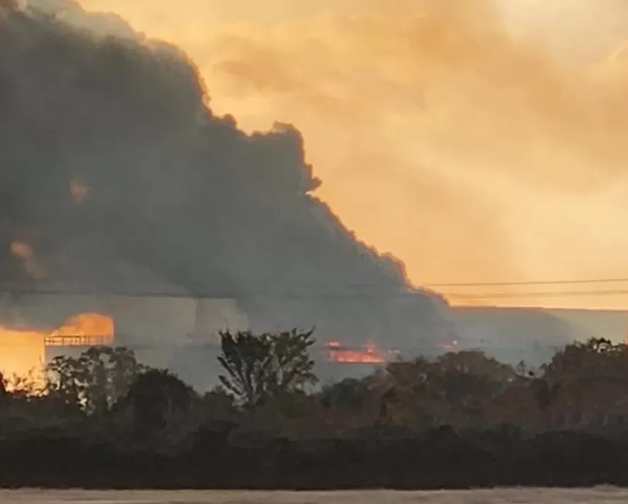美国得州一退役发电厂发生大火浓烟弥漫多地-第2张图片- 美国得州一退役发电厂发生大火浓烟弥漫多地-第2张图片-