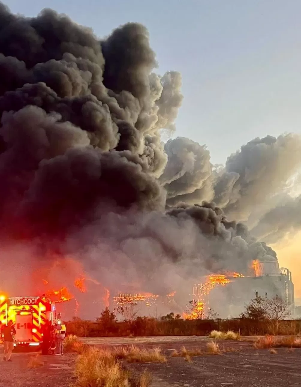 美国得州一退役发电厂发生大火浓烟弥漫多地-第1张图片- 美国得州一退役发电厂发生大火浓烟弥漫多地-第1张图片-