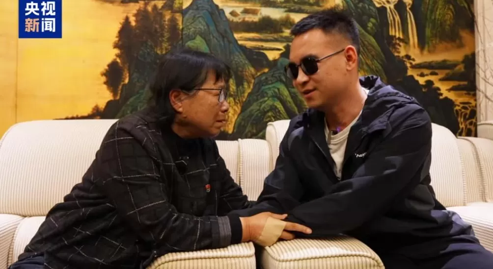 见到杜富国,张桂梅老师哭了-第1张图片- 见到杜富国,张桂梅老师哭了-第1张图片-