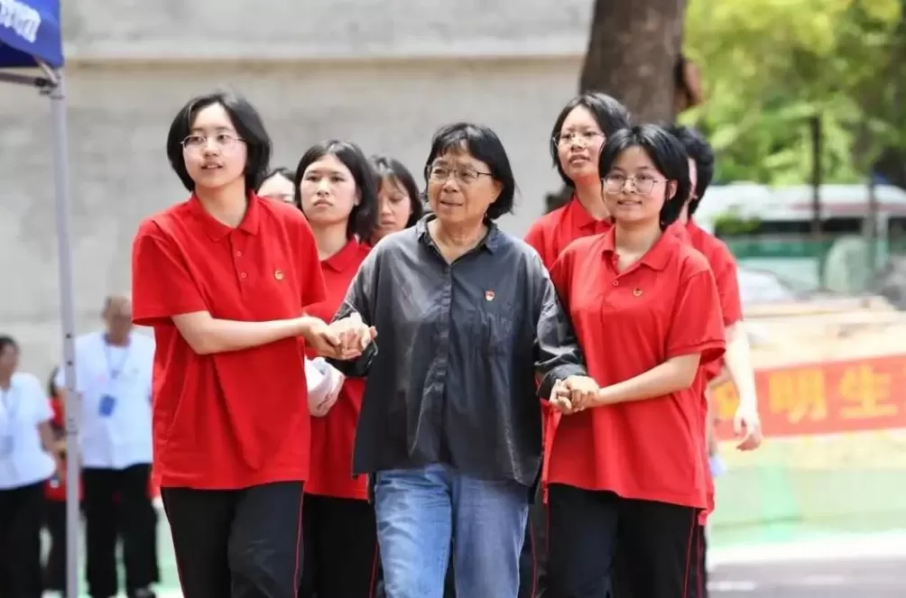 见到杜富国,张桂梅老师哭了-第5张图片- 见到杜富国,张桂梅老师哭了-第5张图片-