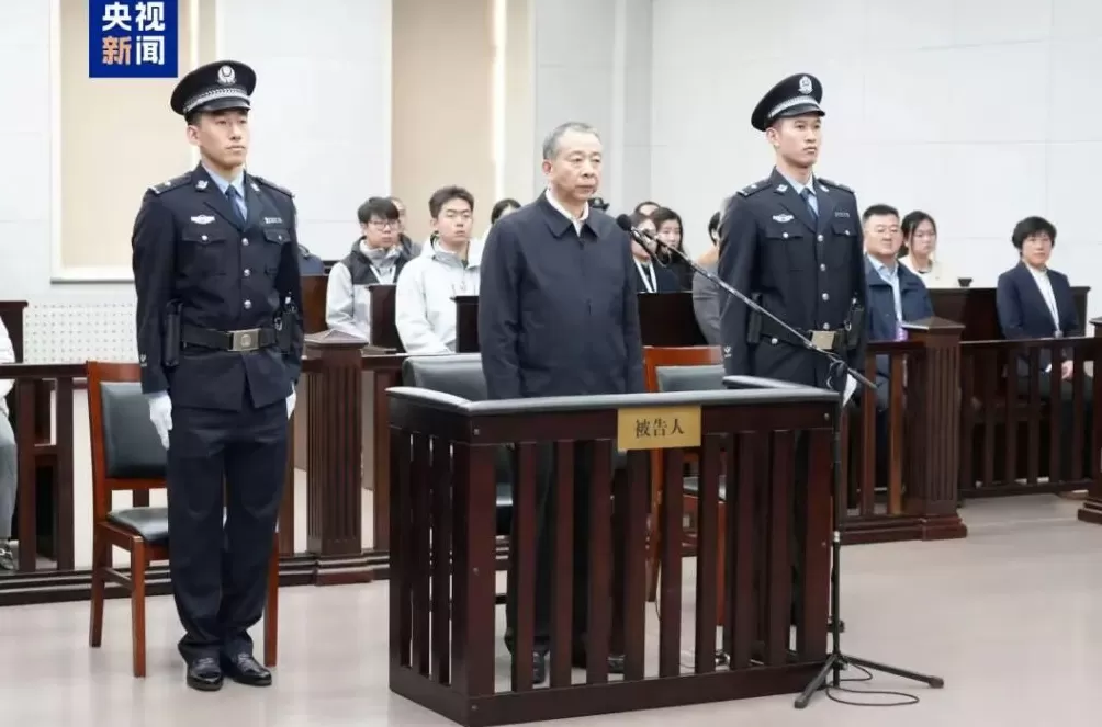 被留置前一晚仍在会所大吃大喝,副部级李显刚,被判无期-第1张图片- 被留置前一晚仍在会所大吃大喝,副部级李显刚,被判无期-第1张图片-