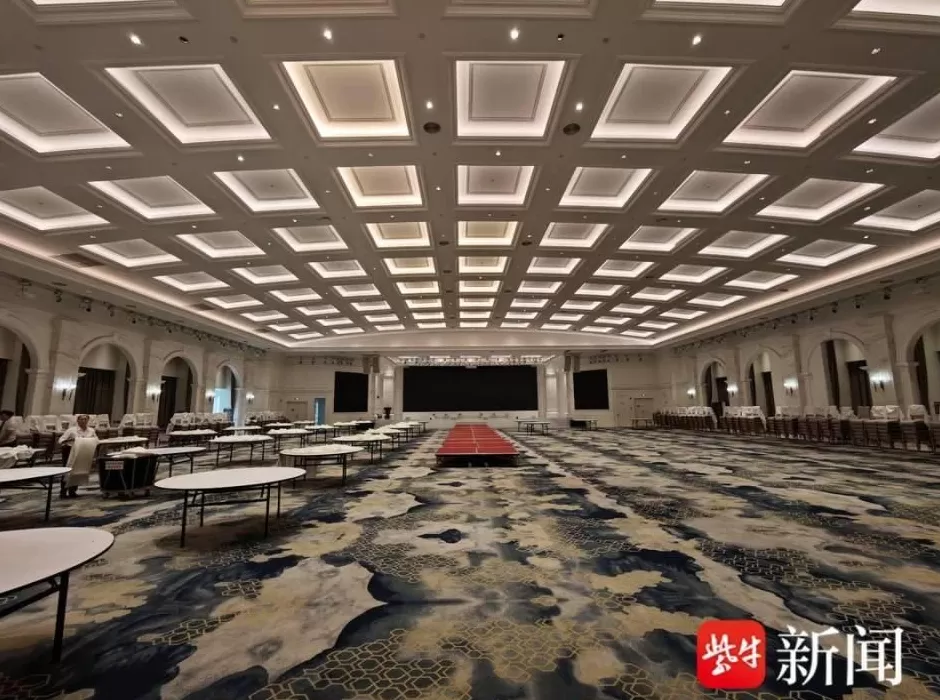 “窗帘藏酒”真相再调查原是服务员找来空箱装喝过的酒瓶-第1张图片- “窗帘藏酒”真相再调查原是服务员找来空箱装喝过的酒瓶-第1张图片-