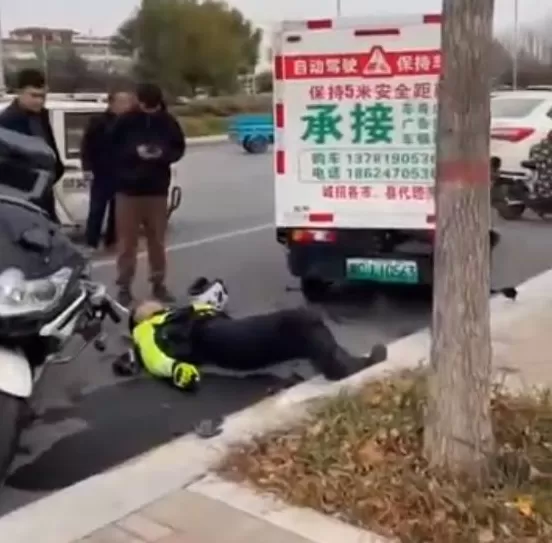 河南快递无人车撞倒交警?回应:交警躲避老人,车辆打滑,撞到无人车-第1张图片- 河南快递无人车撞倒交警?回应:交警躲避老人,车辆打滑,撞到无人车-第1张图片-