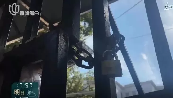 上海一小区私家车堵住救护车引发众怒,监控画面曝光-第3张图片- 上海一小区私家车堵住救护车引发众怒,监控画面曝光-第3张图片-