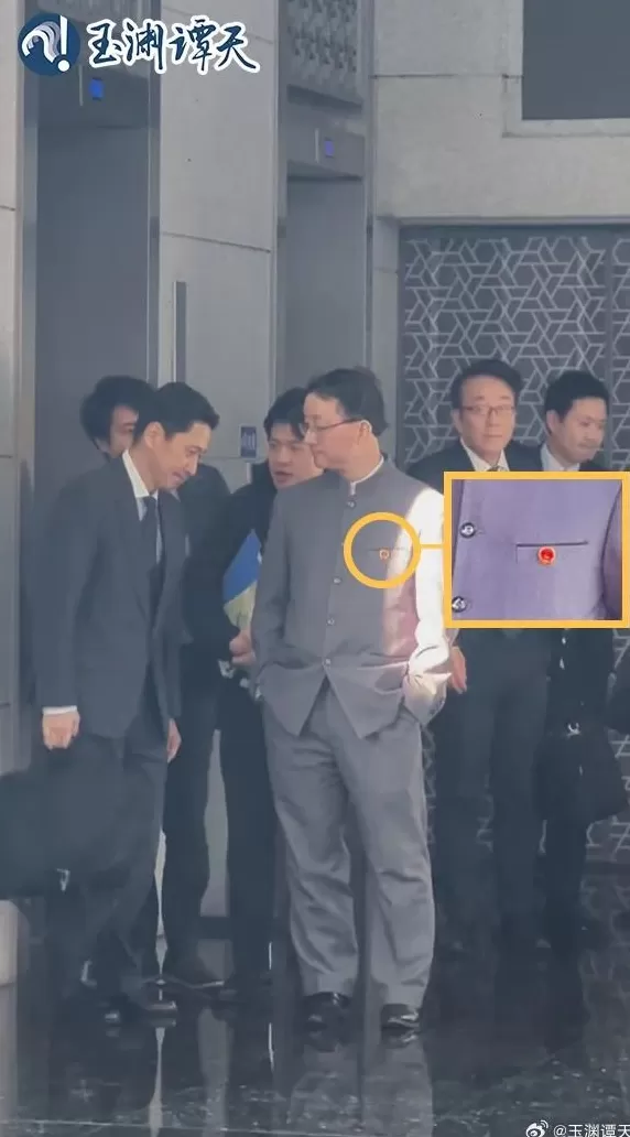 日本官员低头听中方讲话-第1张图片-