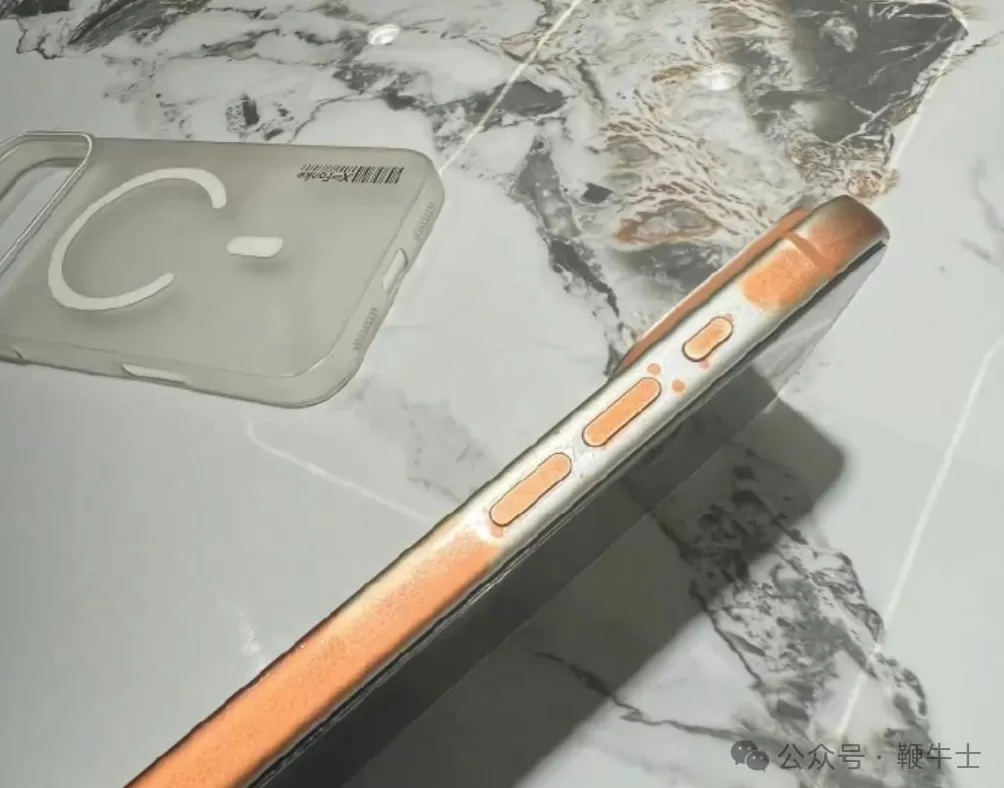 擦两下就掉漆?苹果客服回应:高浓度酒精有可能导致-第3张图片- 擦两下就掉漆?苹果客服回应:高浓度酒精有可能导致-第3张图片-