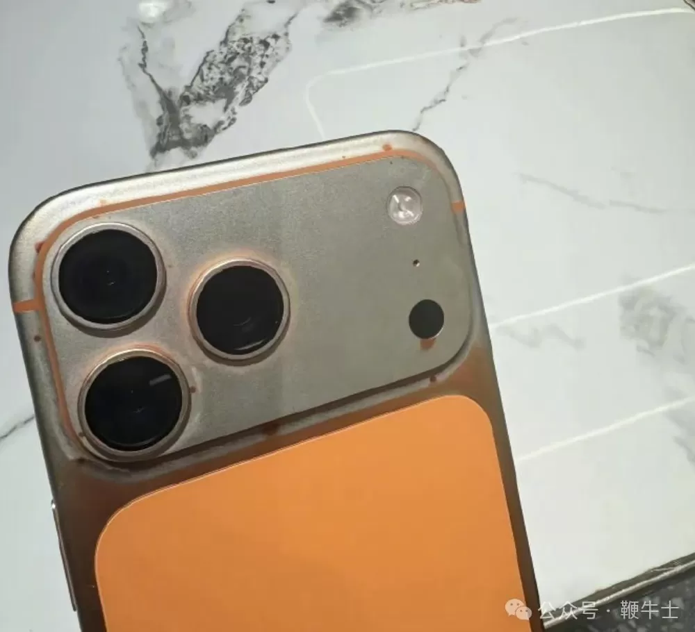 擦两下就掉漆?苹果客服回应:高浓度酒精有可能导致-第2张图片- 擦两下就掉漆?苹果客服回应:高浓度酒精有可能导致-第2张图片-