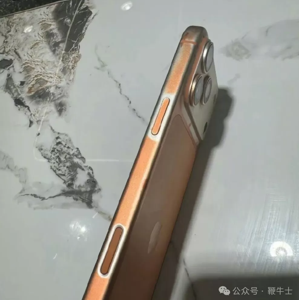 擦两下就掉漆?苹果客服回应:高浓度酒精有可能导致-第4张图片- 擦两下就掉漆?苹果客服回应:高浓度酒精有可能导致-第4张图片-