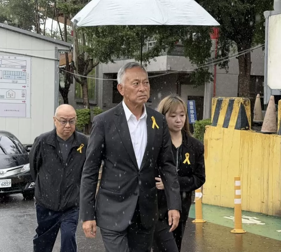 冯淬帆在台湾出殡,周润发送花圈杜琪峰冒雨送别,骨灰安葬在金门-第3张图片- 冯淬帆在台湾出殡,周润发送花圈杜琪峰冒雨送别,骨灰安葬在金门-第3张图片-