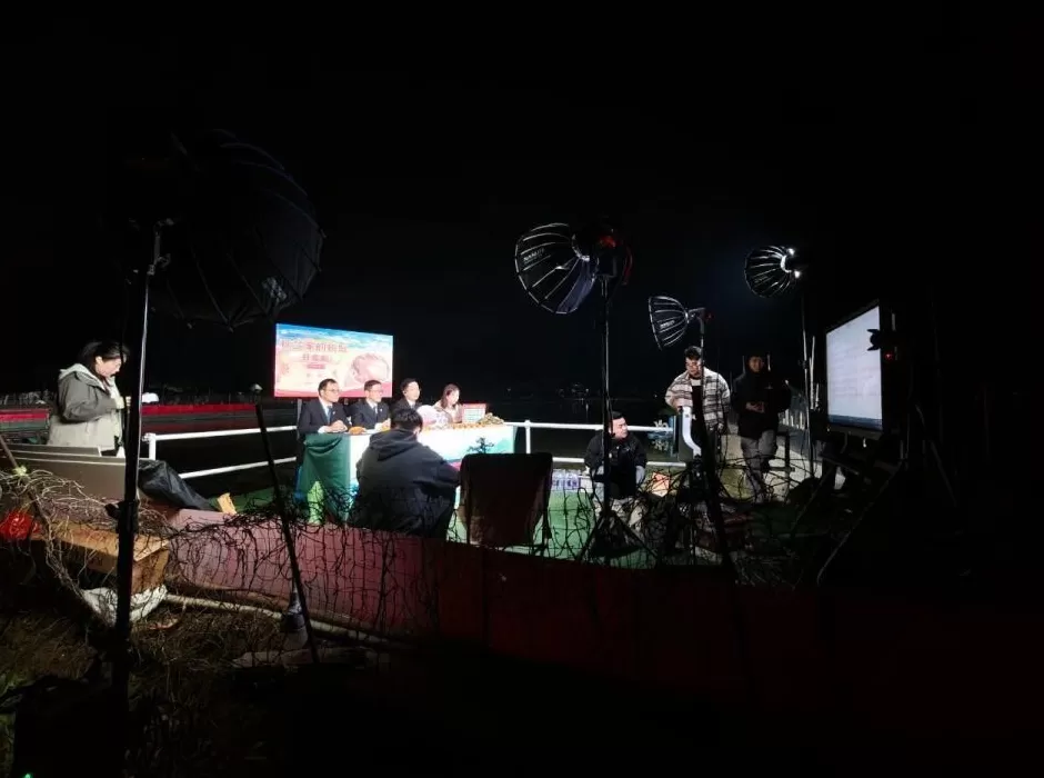 为了帮她还债,法官们直播卖螃蟹-第2张图片- 为了帮她还债,法官们直播卖螃蟹-第2张图片-