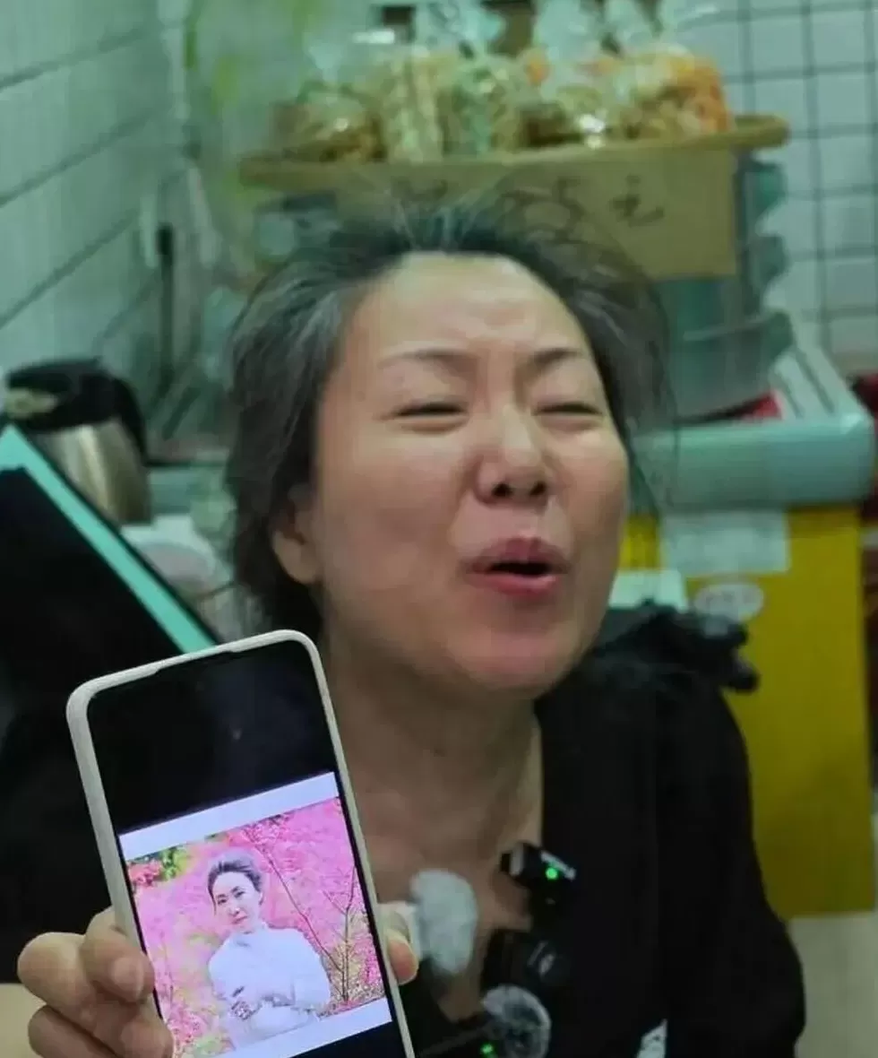 成都27岁女孩家门遇害案将开庭，妈妈一夜白头判若两人，执意将遗照做成彩色-第1张图片-