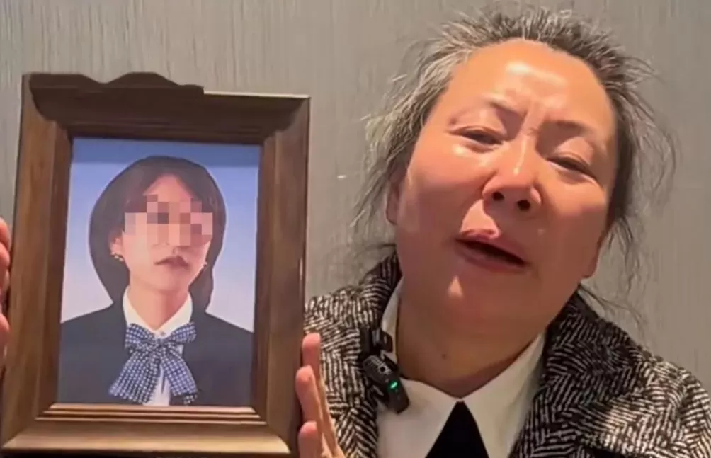 成都27岁女孩家门遇害案将开庭，妈妈一夜白头判若两人，执意将遗照做成彩色-第3张图片-