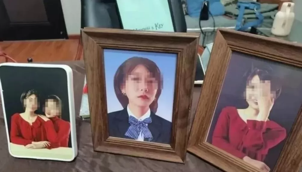 成都27岁女孩家门遇害案将开庭，妈妈一夜白头判若两人，执意将遗照做成彩色-第2张图片-