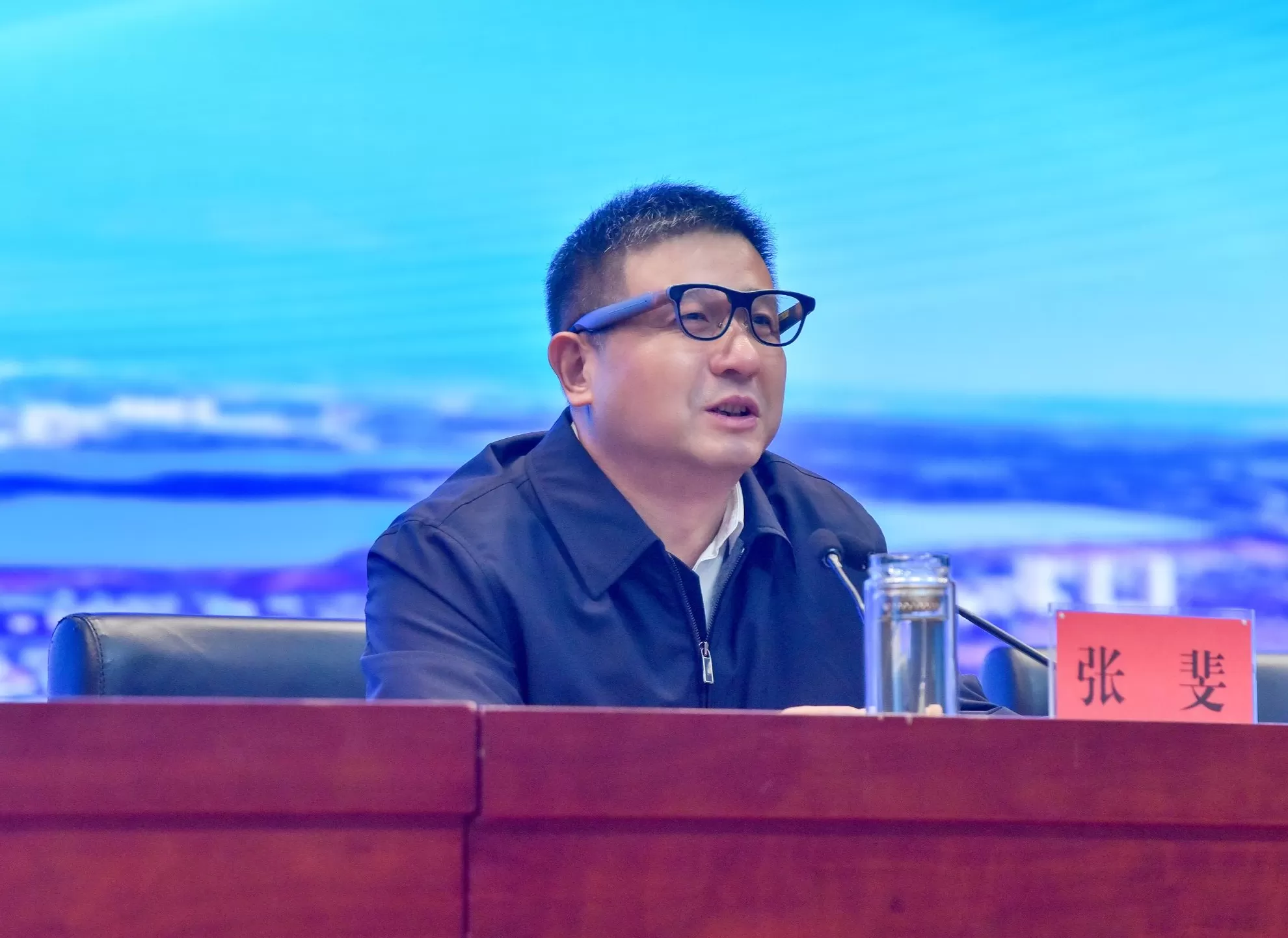 武汉江夏区委书记张斐升任副市长,曾佩戴智能眼镜“脱稿”演讲-第1张图片- 武汉江夏区委书记张斐升任副市长,曾佩戴智能眼镜“脱稿”演讲-第1张图片-