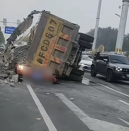 烟台一渣土车侧翻压死女老师,遇难者家属讲述:很多学生来悼念,肇事车经改装严重超载-第2张图片- 烟台一渣土车侧翻压死女老师,遇难者家属讲述:很多学生来悼念,肇事车经改装严重超载-第2张图片-