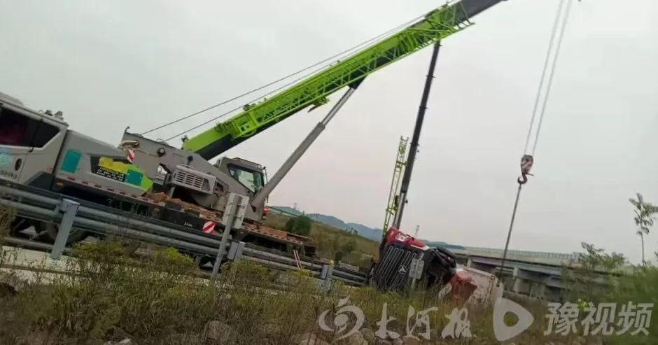 货车匝道侧翻被收2万吊车费，司机称没人提前告知收费标准，高速回应-第3张图片-