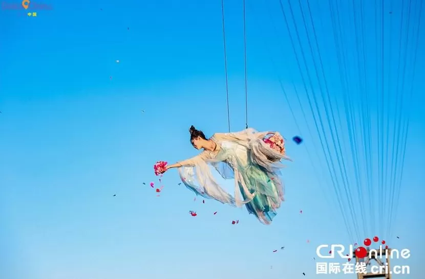 【2025打卡中国】千年汴梁“触手可及”外国网红沉浸式体验“国潮”河南-第2张图片-