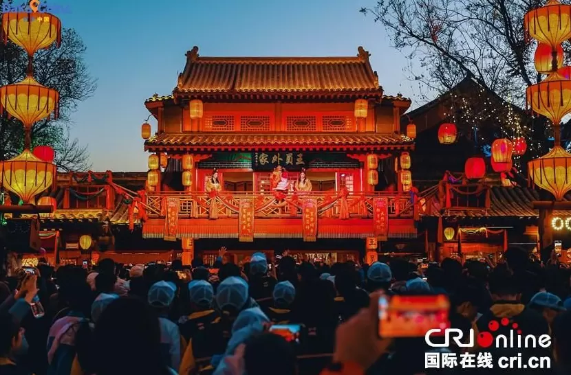 【2025打卡中国】千年汴梁“触手可及”外国网红沉浸式体验“国潮”河南-第1张图片-