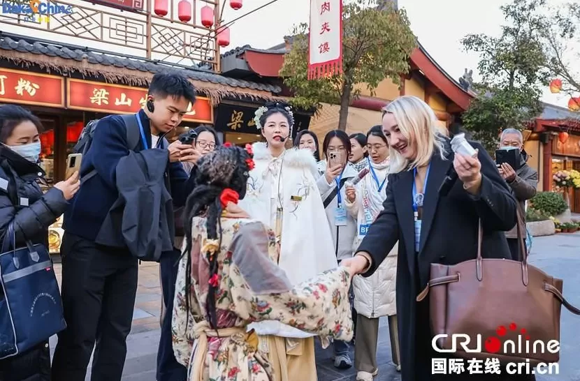 【2025打卡中国】千年汴梁“触手可及”外国网红沉浸式体验“国潮”河南-第3张图片-