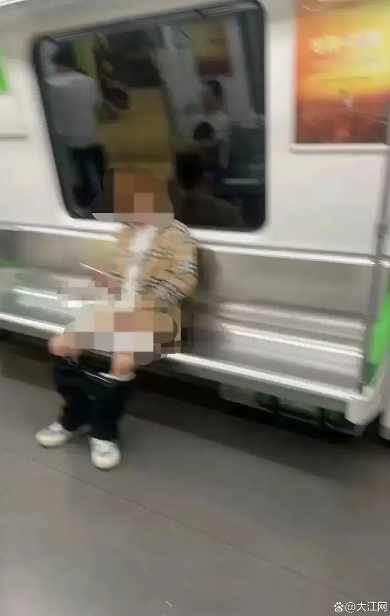 地铁不雅视频惊现“模仿潮”?大学生称“只是好玩”,律师提醒-第2张图片- 地铁不雅视频惊现“模仿潮”?大学生称“只是好玩”,律师提醒-第2张图片-