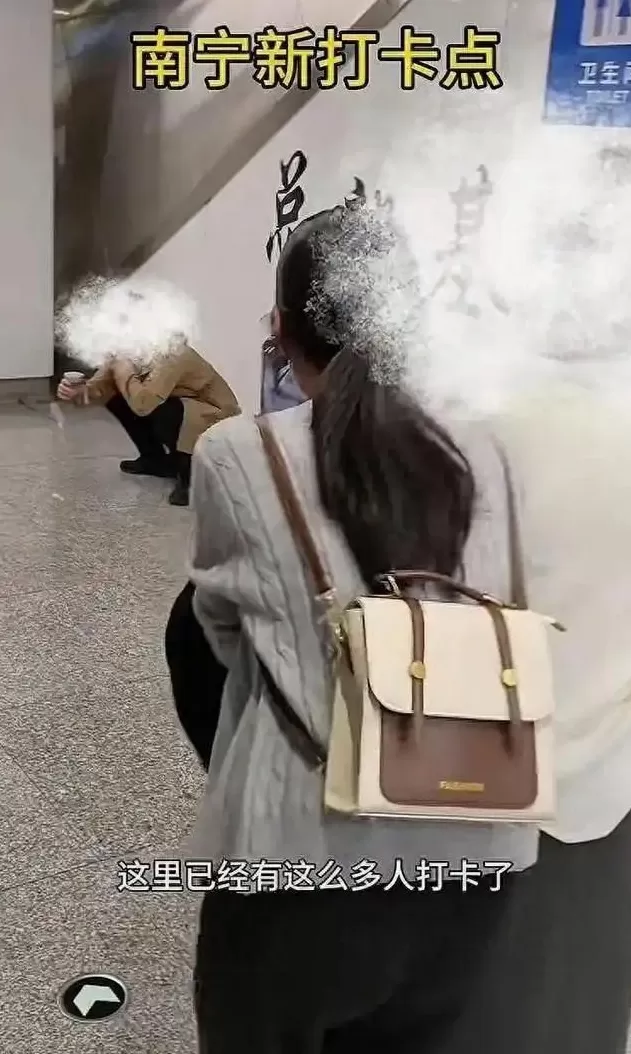 地铁不雅视频惊现“模仿潮”?大学生称“只是好玩”,律师提醒-第3张图片- 地铁不雅视频惊现“模仿潮”?大学生称“只是好玩”,律师提醒-第3张图片-