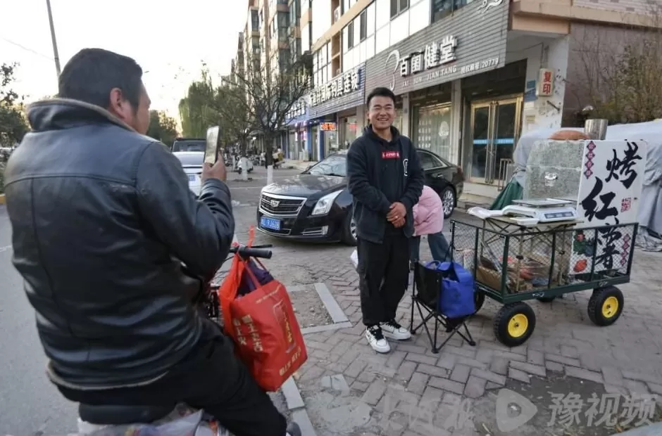 周口“红薯哥”救人后续：婉拒千元现金，网友争相买“好人牌”红薯-第6张图片-