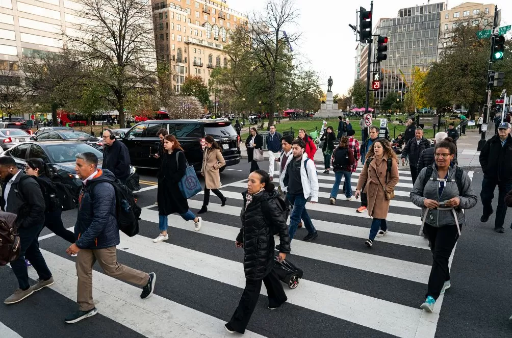 创纪录停摆画上昂贵句号?美国政府关门背后的深层代价与裂痕-第4张图片- 创纪录停摆画上昂贵句号?美国政府关门背后的深层代价与裂痕-第4张图片-