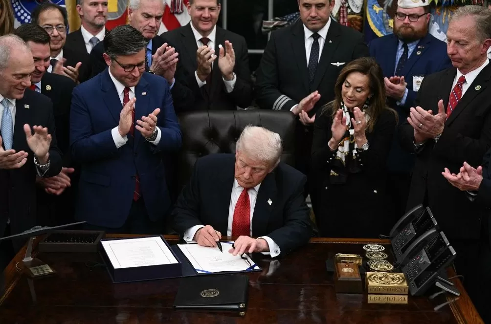 创纪录停摆画上昂贵句号?美国政府关门背后的深层代价与裂痕-第9张图片- 创纪录停摆画上昂贵句号?美国政府关门背后的深层代价与裂痕-第9张图片-