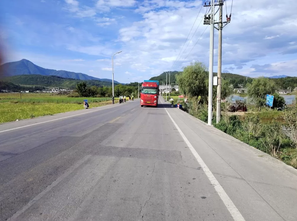 云南腾冲一小车坠塘5人亡事故调查报告：强行超车刮碰半挂车后失控所致-第2张图片-