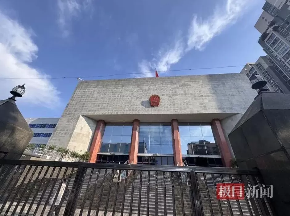 “成都27岁女子家门口被害案”今日开庭，旁听人员：凶手称是正当防卫，否认有精神病史-第1张图片-