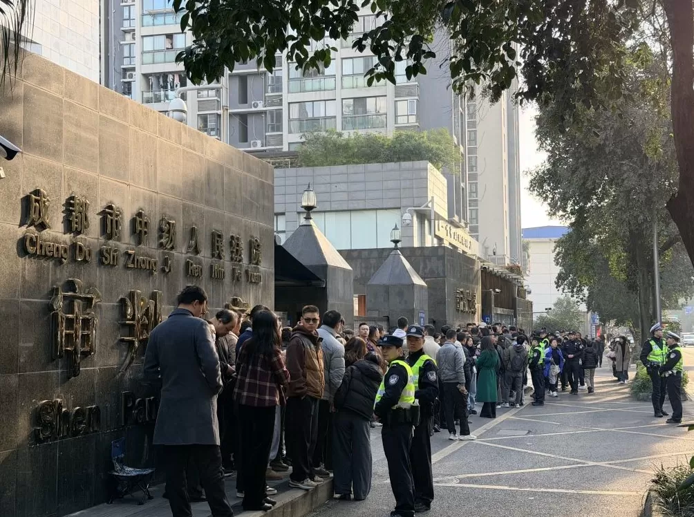 成都27岁女子家门口遇害案开庭,被告人此前曾携刀具敲门滋扰部分住户-第1张图片- 成都27岁女子家门口遇害案开庭,被告人此前曾携刀具敲门滋扰部分住户-第1张图片-