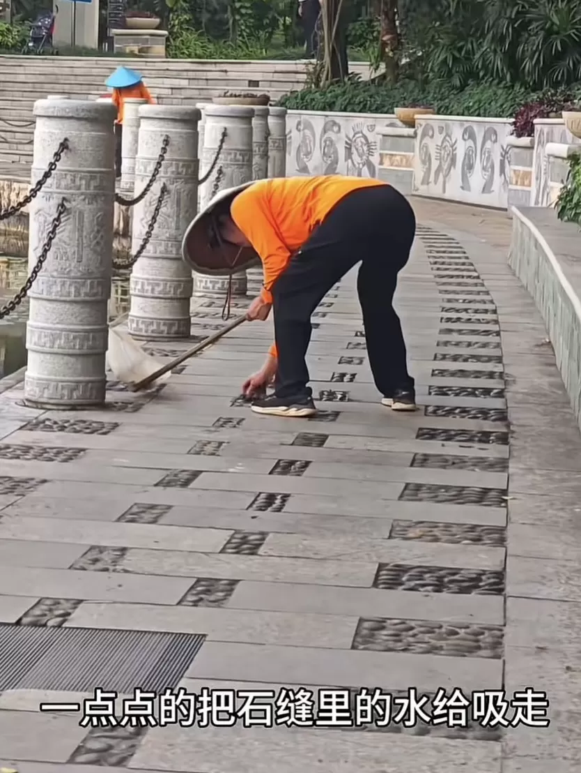 南宁一景区通报“保洁员被为难逐个清理石缝积水”：防止游客滑倒，用抹布临时采取处置-第2张图片-