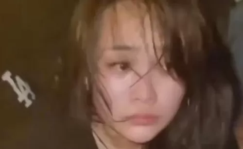 柬埔寨参与武装劫狱女子因颜值引发关注，被捕现场一记者对其骚扰，后被吊销记者证-第1张图片-