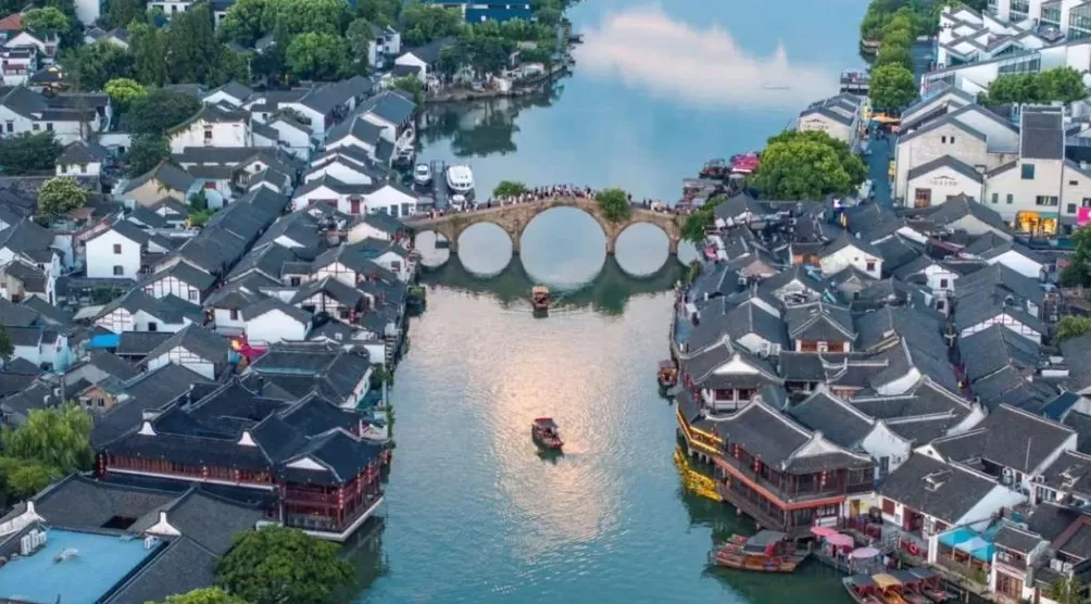 朱家角古镇现“果冻河”：破解“水乡无水清”，争创5A成关键契机-第1张图片-