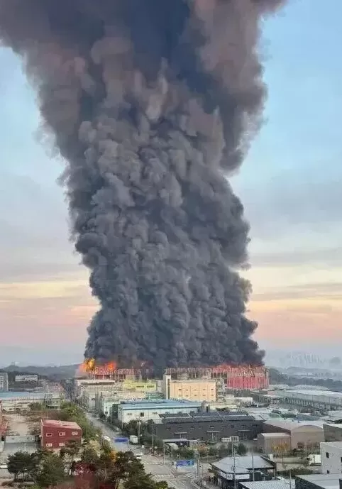 亚洲规模最大时尚物流中心突发大火：超1000万件衣服鞋子等被烧毁-第1张图片-