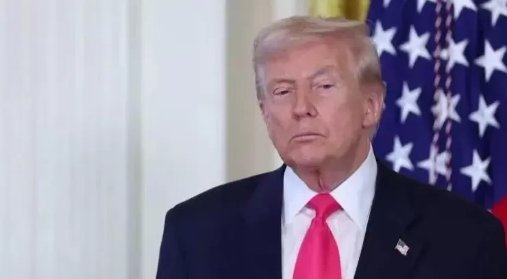 爱泼斯坦档案还藏了什么？从反对到签字，特朗普被自己反噬-第2张图片-