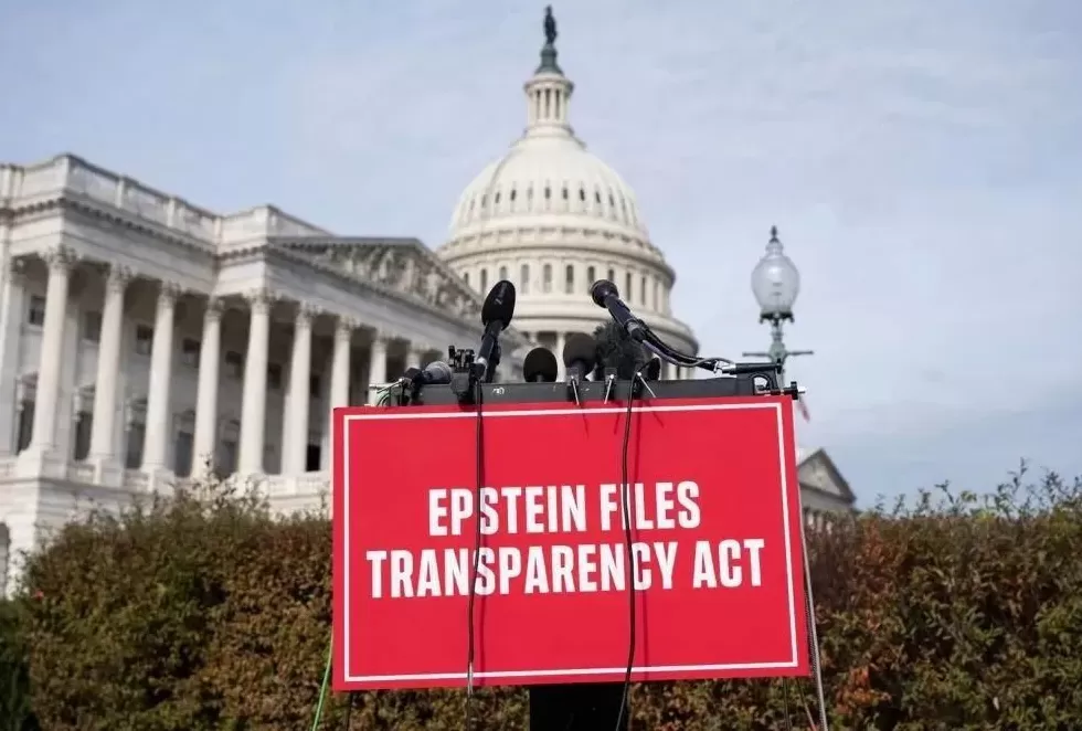 爱泼斯坦档案还藏了什么？从反对到签字，特朗普被自己反噬-第1张图片-