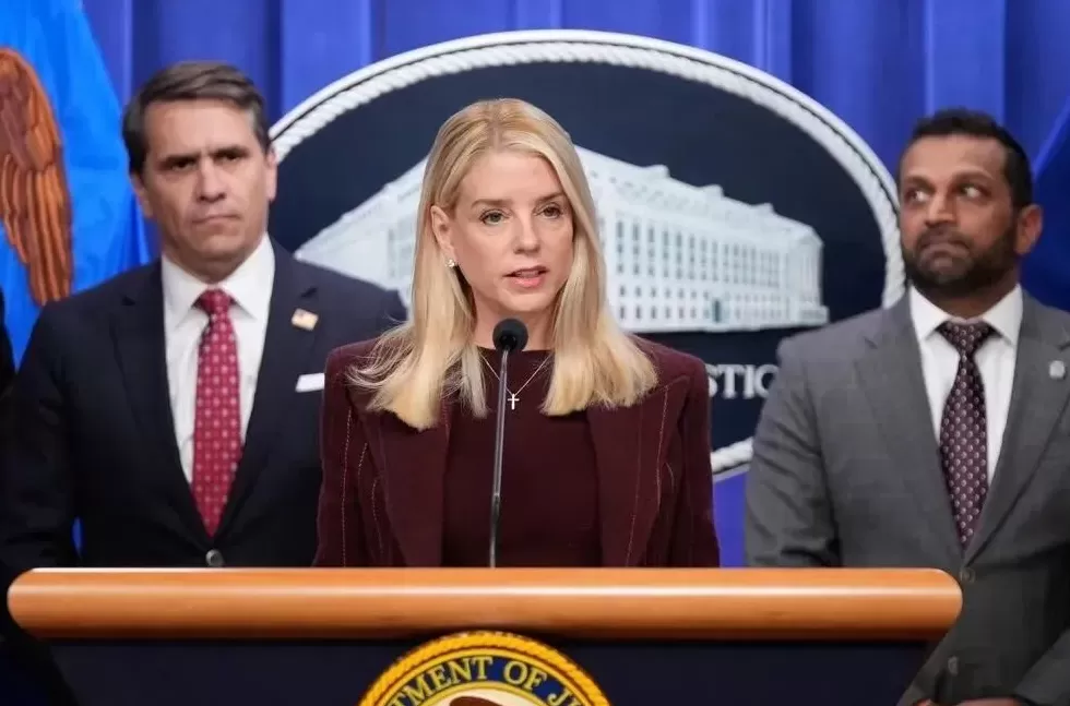 爱泼斯坦档案还藏了什么？从反对到签字，特朗普被自己反噬-第8张图片-