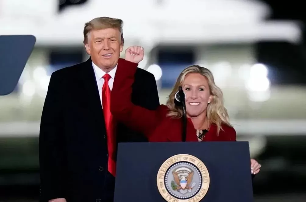 爱泼斯坦档案还藏了什么？从反对到签字，特朗普被自己反噬-第15张图片-