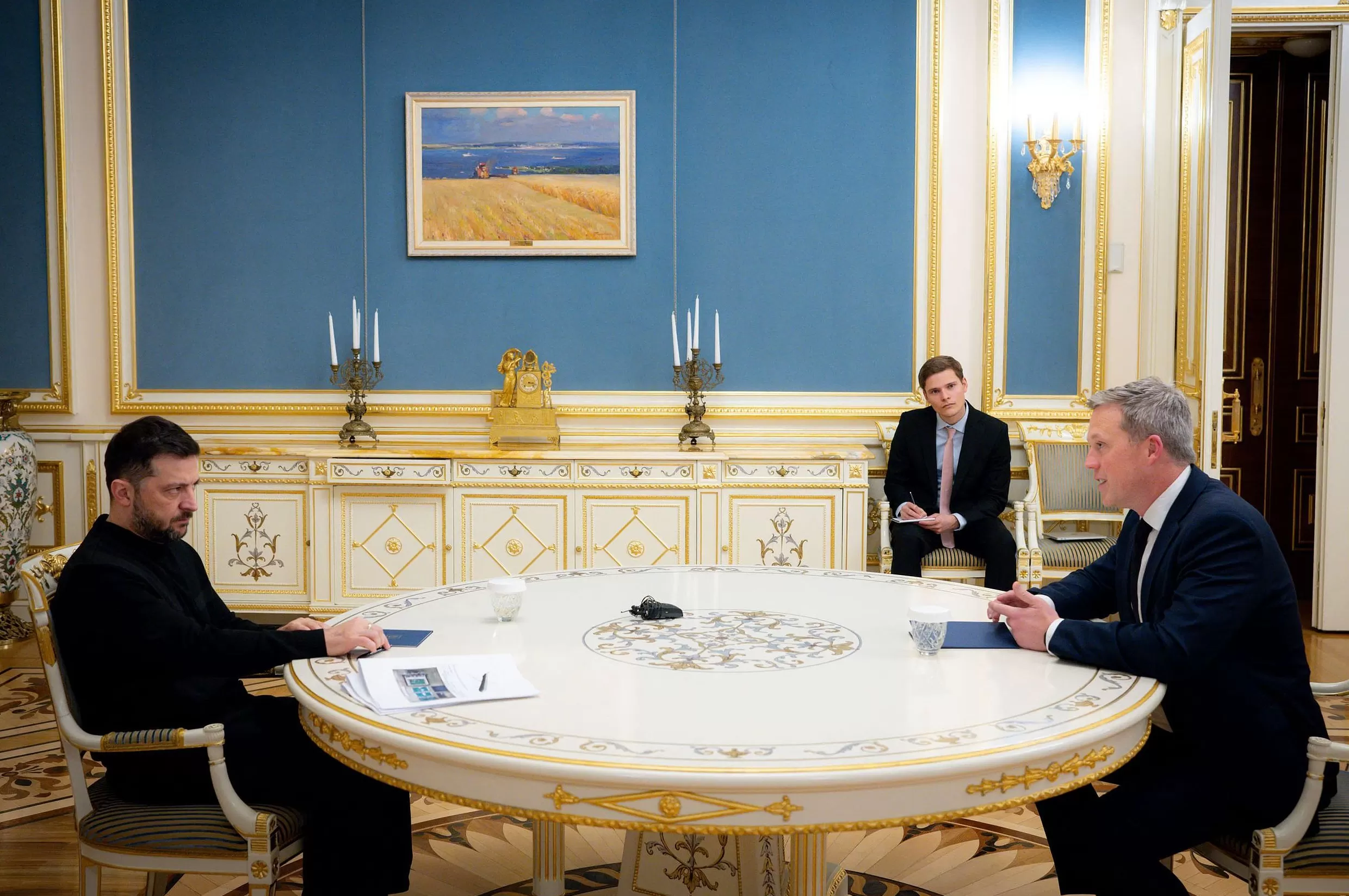 泽连斯基与美方讨论新和平方案，“28点”计划要求乌克兰承诺不加入北约-第1张图片-