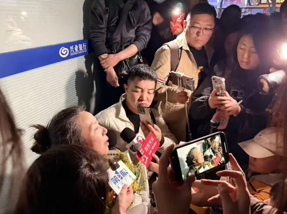 “女子家门口遇害案”延期审理，被害人母亲：凶手称是我的女儿害她坐在被告席上-第2张图片-