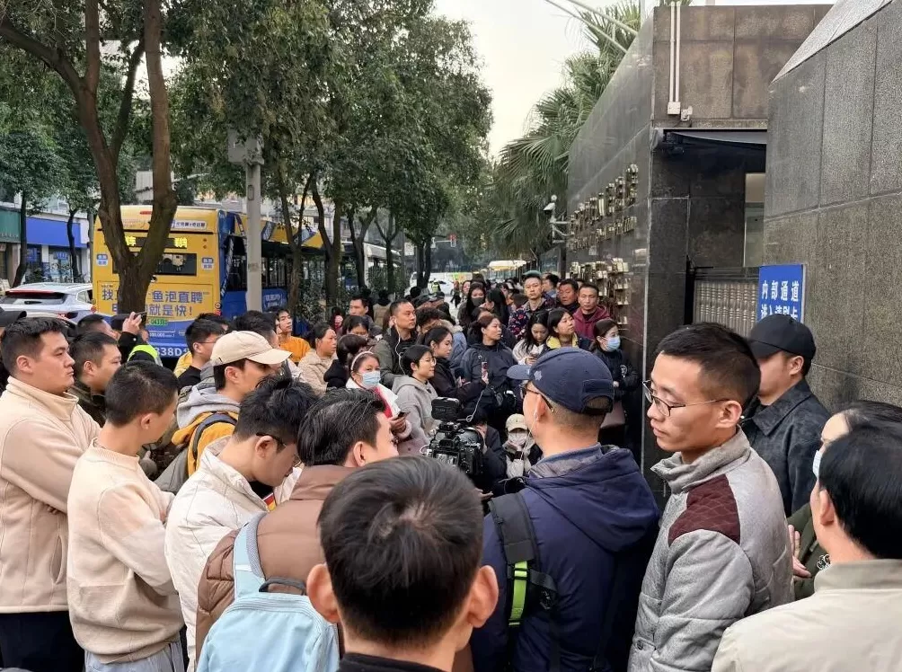 “女子家门口遇害案”延期审理，被害人母亲：凶手称是我的女儿害她坐在被告席上-第3张图片-